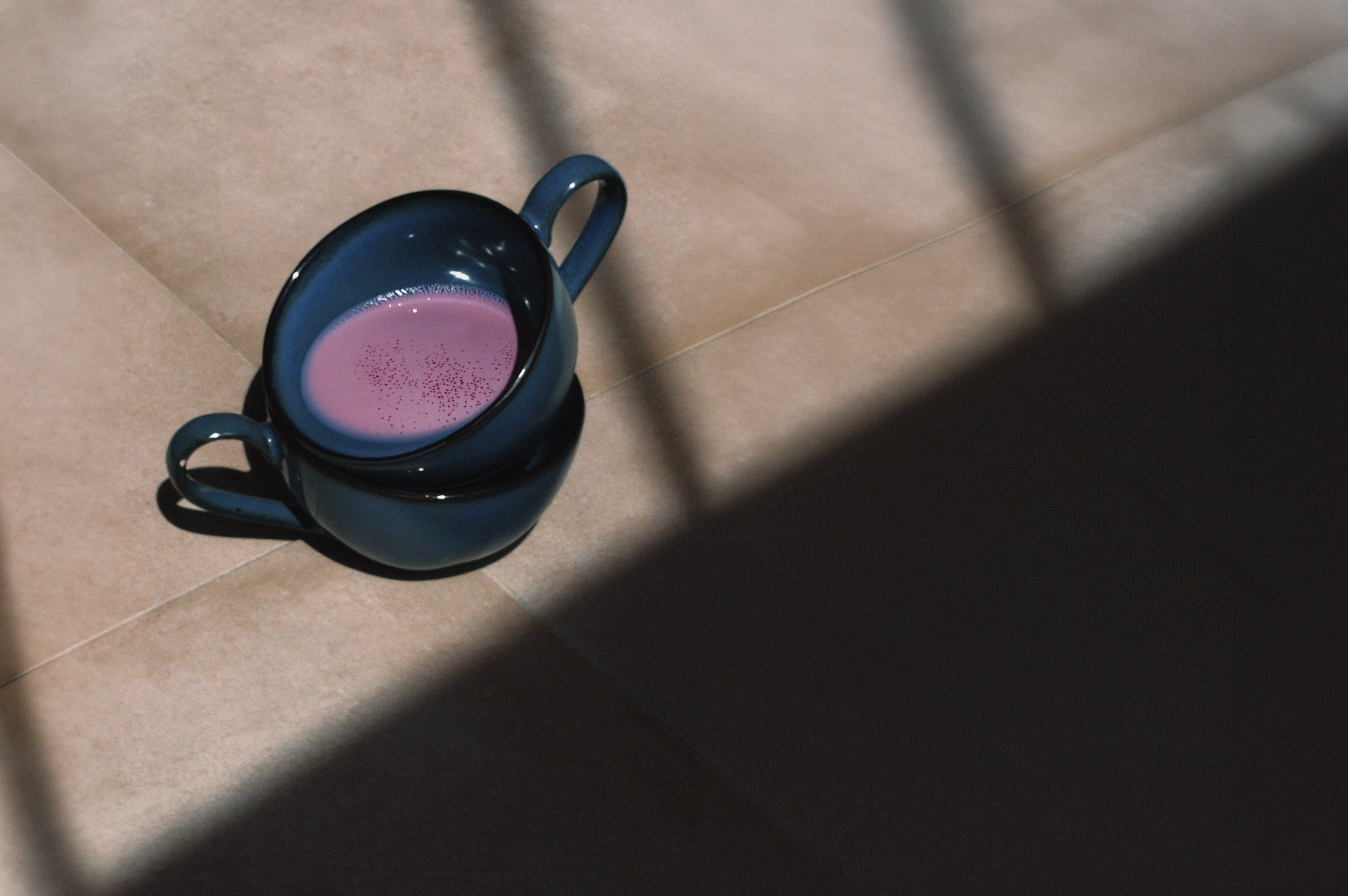 Ube Latte servi dans une tasse.
