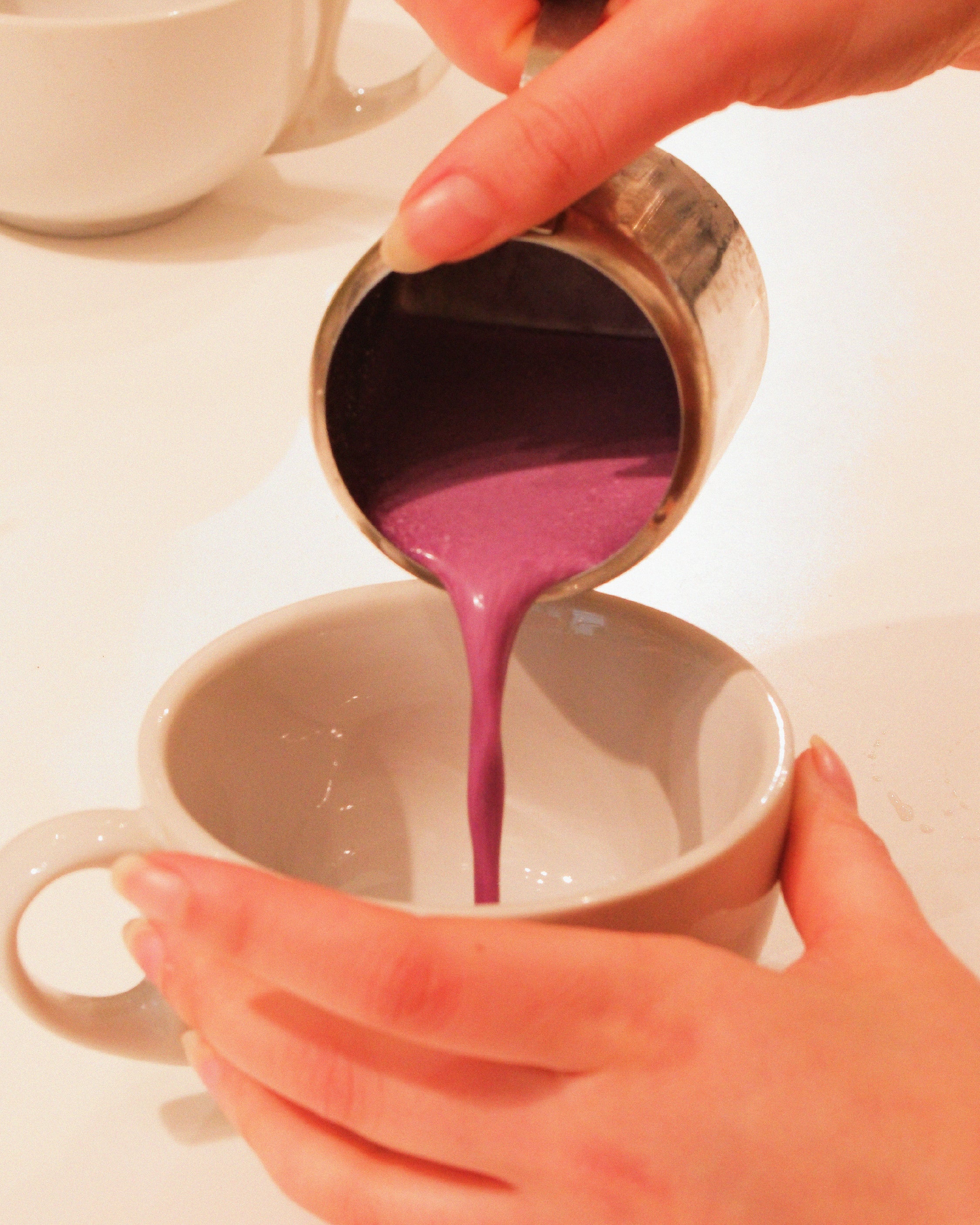 Latte à l'ube versé dans une tasse.
