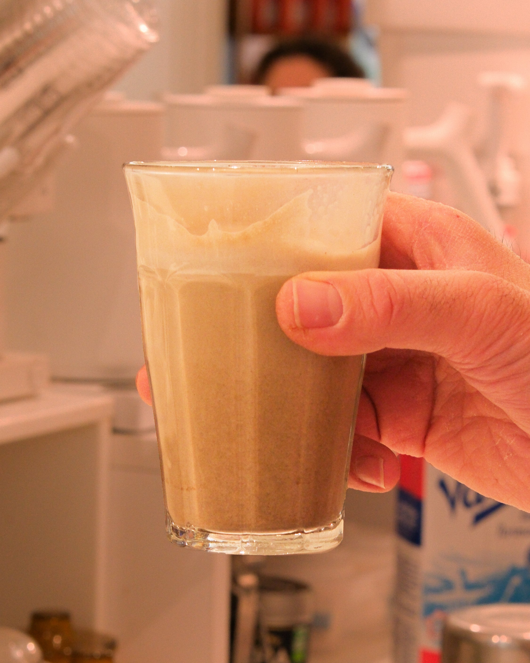 Latte au hojicha servi dans un verre transparent.